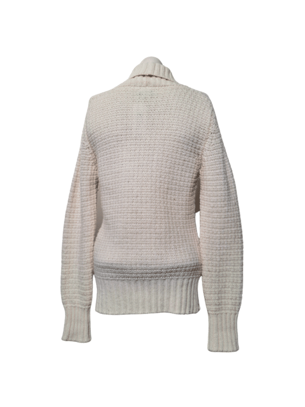 Baltas vilnonis megztinis, S