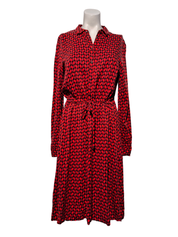 Raudona raštuota suknelė, M