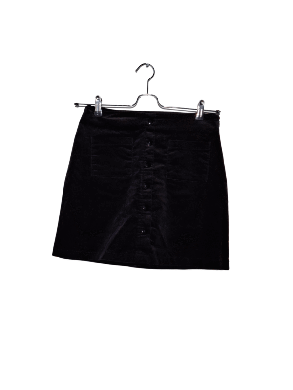 Juodas velvetinis sijonas, S