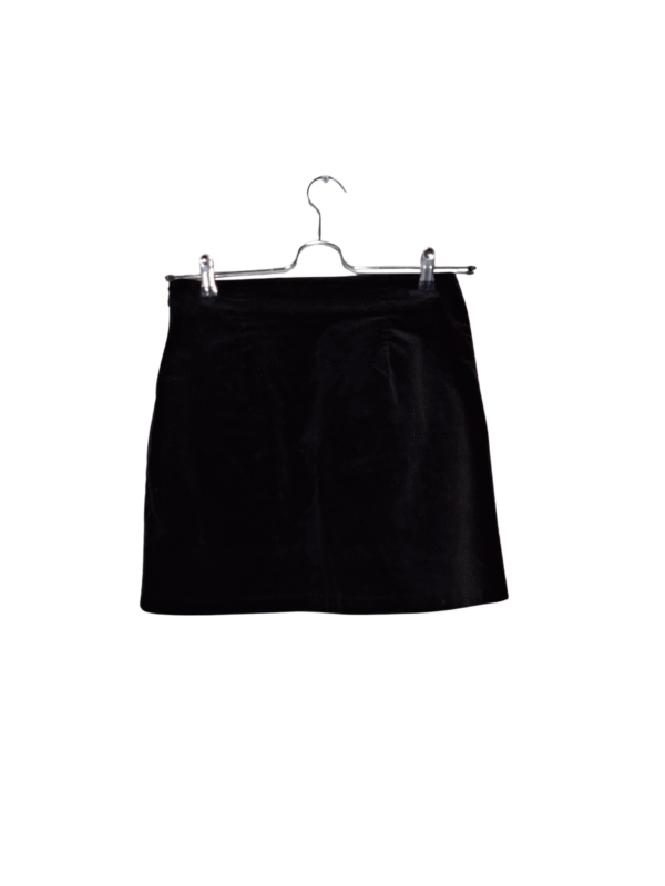 Juodas velvetinis sijonas, S