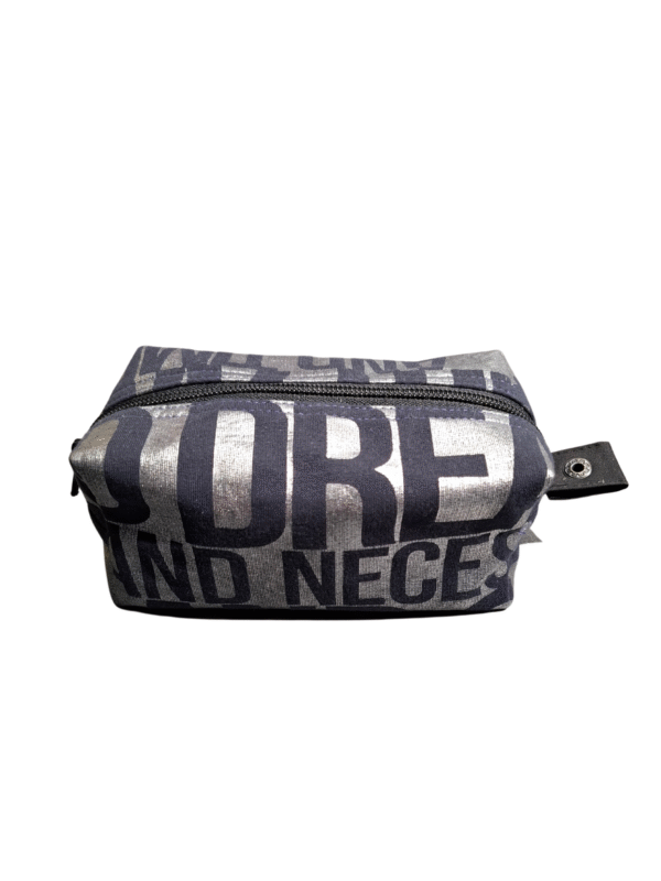 Upcycled by LOOPTEX tamsiai mėlyna raštuota kosmetinė